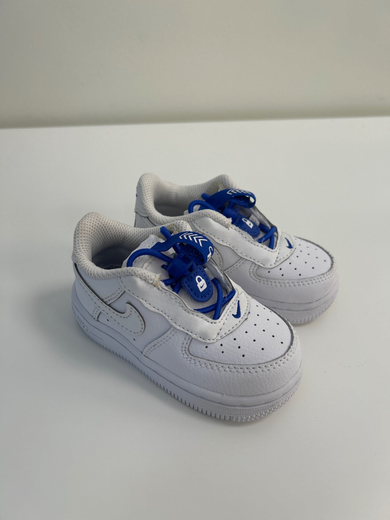 Nike | 5 | Shoes - White - Blue Clasp
