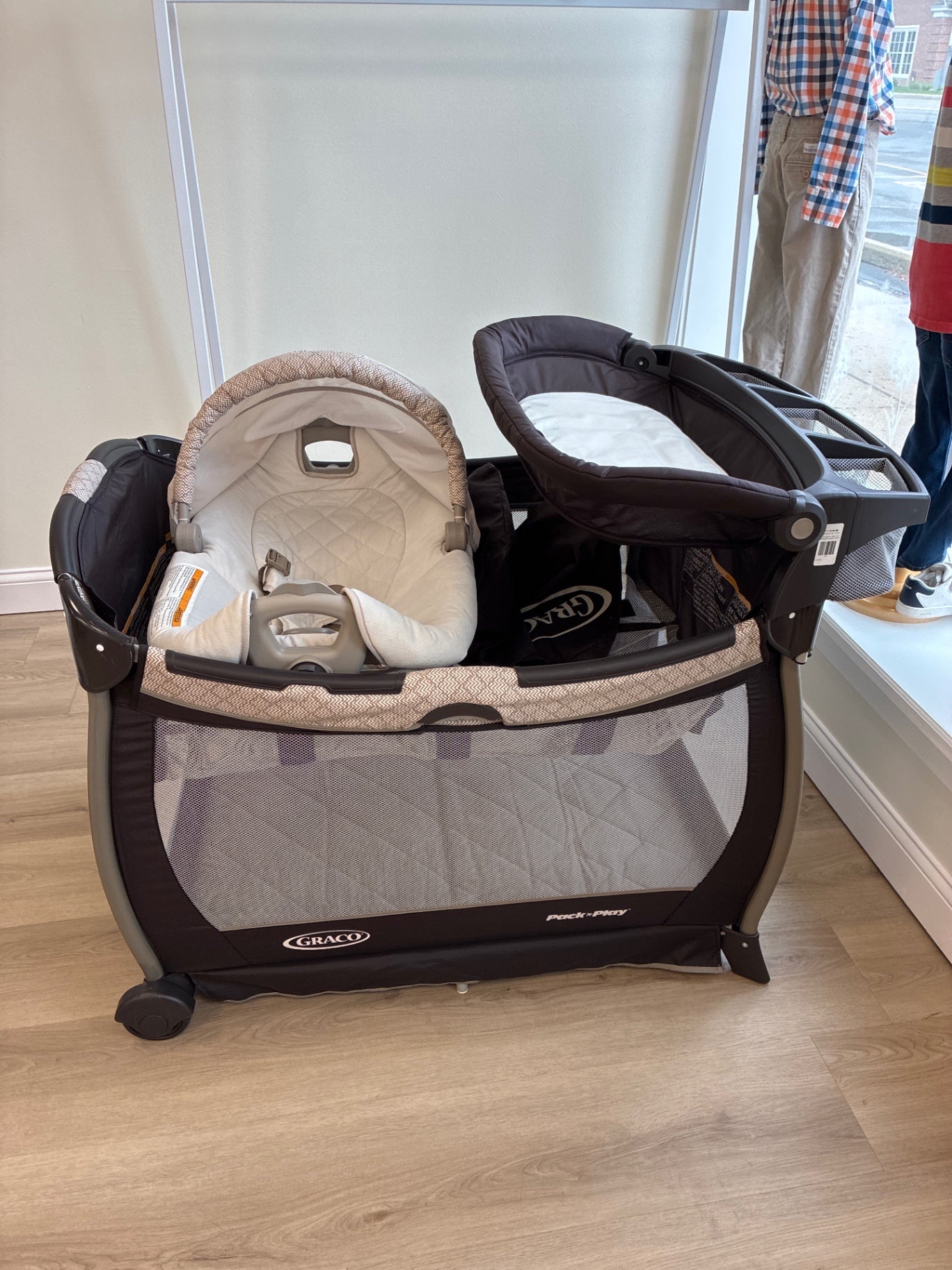 Graco Baby Gear - Pack n' Play with Portable Bassinet + Changer