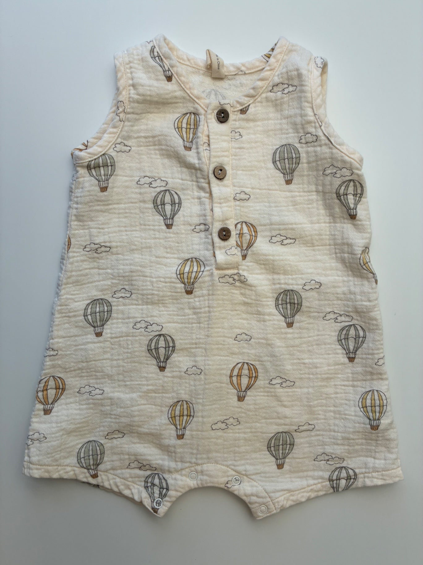 Quincy Mae Onesie - Cream Hot Air Balloon Romper | size 12 - 18 Months