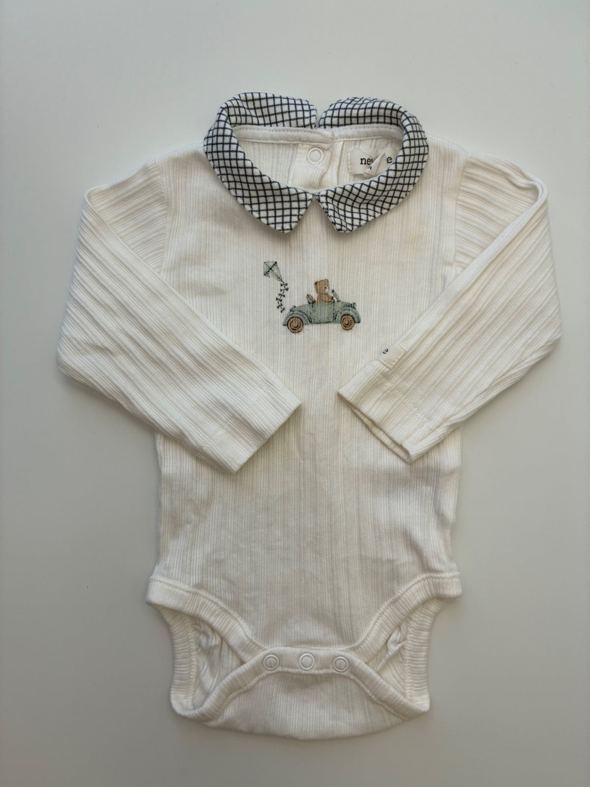 Newbie Onesie - White Ribbed + Bear in Car | size 2 - 4 Months