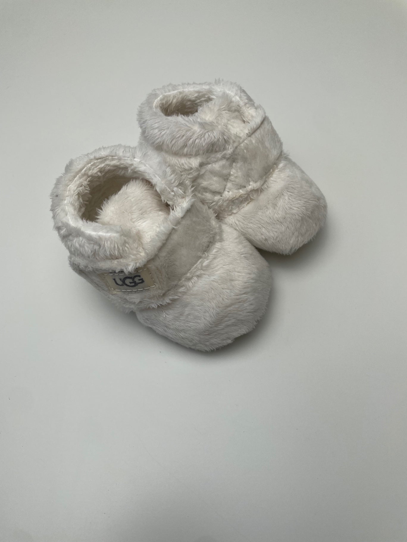 UGG Shoes - White Fuzzy Slipper | size Shoe 0/1