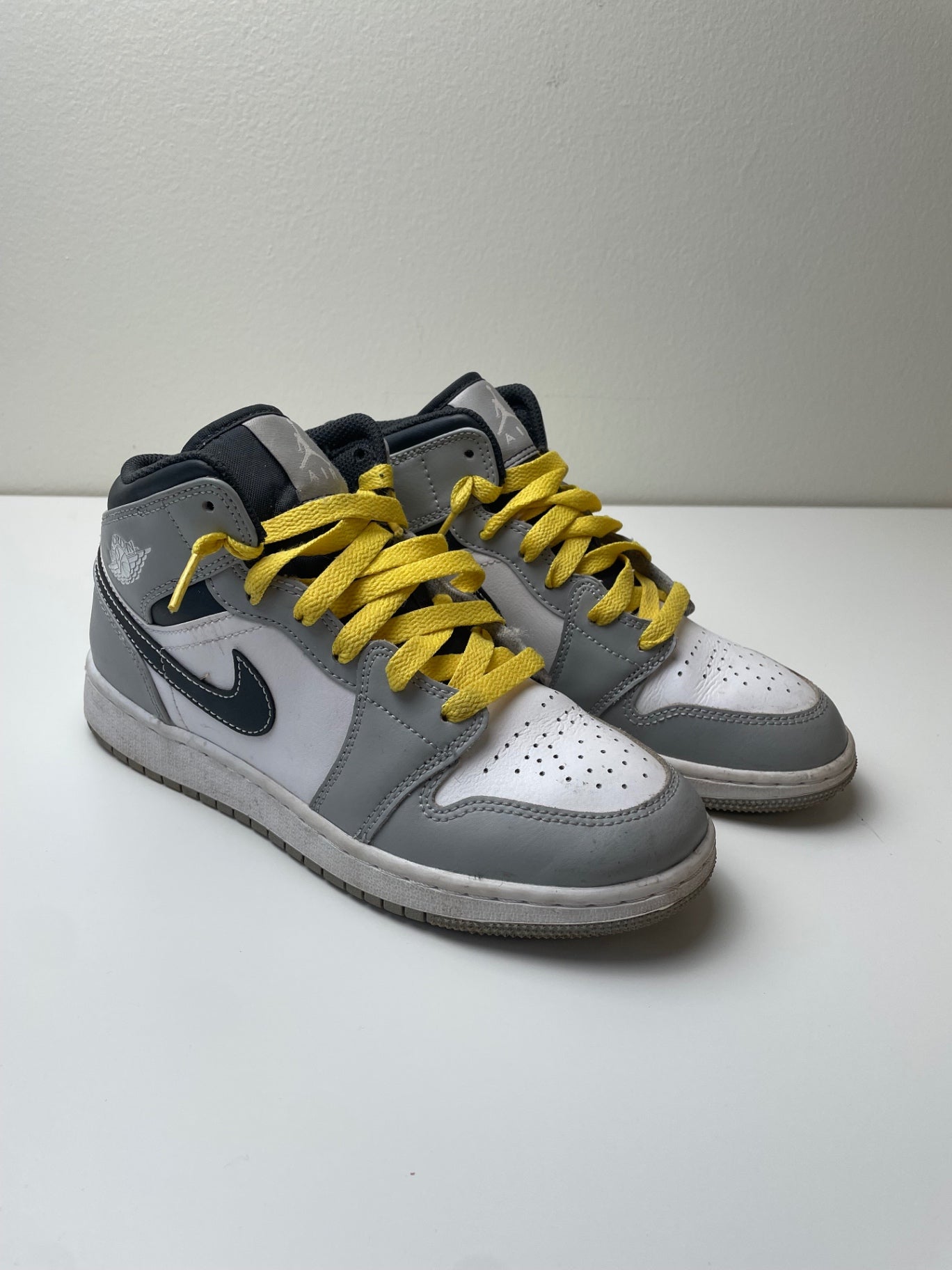 Air Jordan Shoes - Gray Mid Gunsmoke Volt Sneaker | size Shoe 4.5