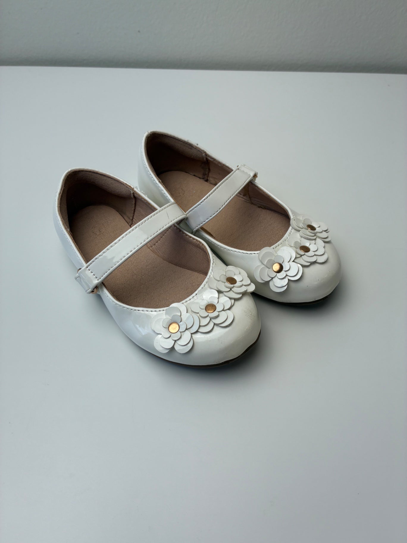 Kushyshoo Shoes - White Flower Mary Jane | size Shoe 7