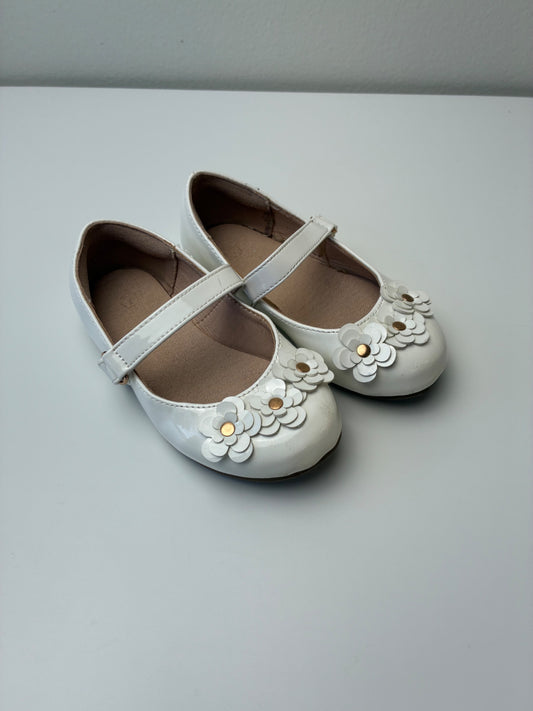 Kushyshoo Shoes - White Flower Mary Jane | size Shoe 7