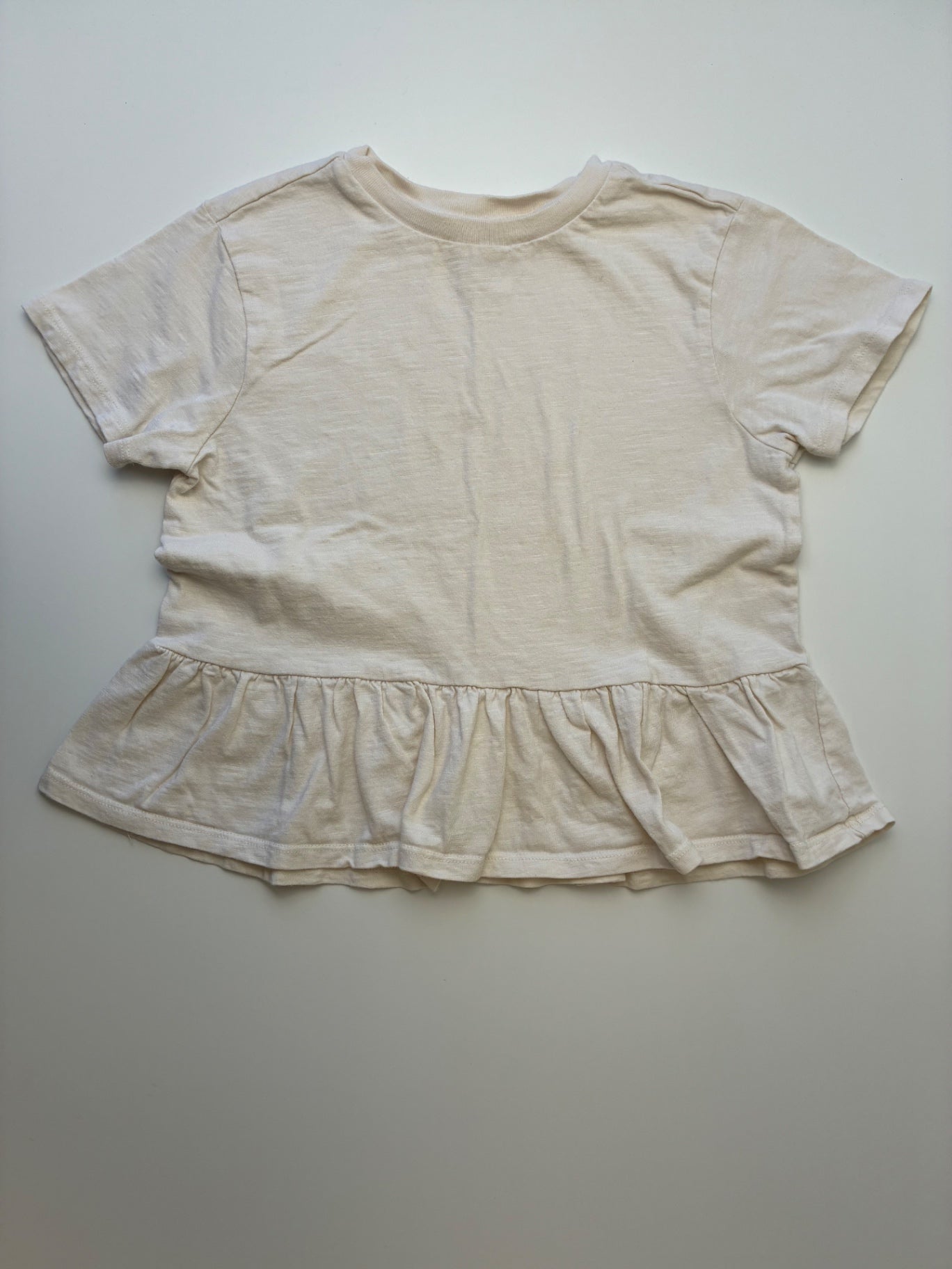 Hanna Andersson T-Shirt - Cream Relaxed Fit Peplum | size 5T