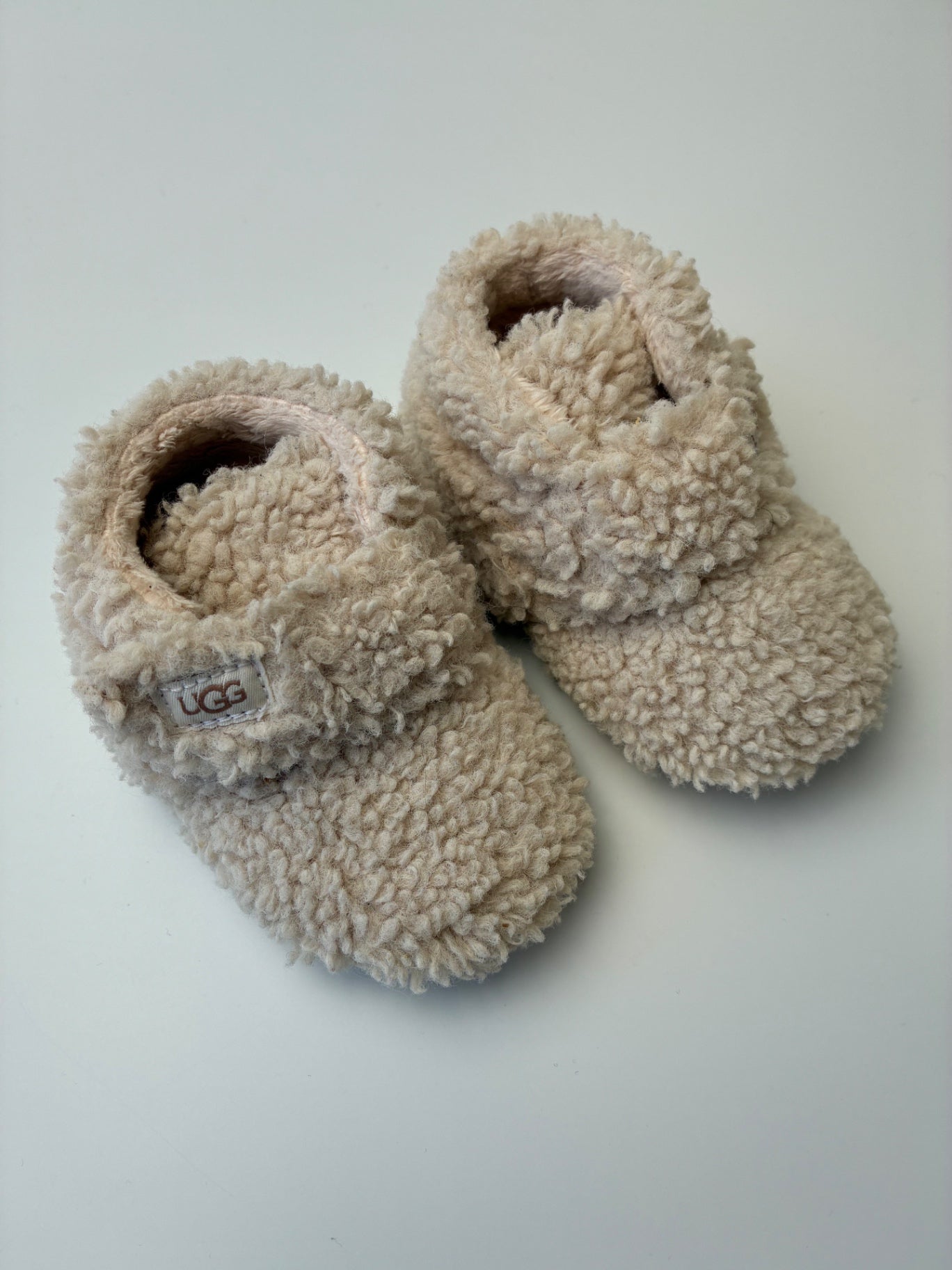 UGG Shoes - Cream Sherpa Slippers | size Shoe 4/5