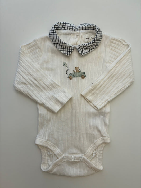 Newbie Onesie - White Ribbed + Bear in Car | size 2 - 4 Months