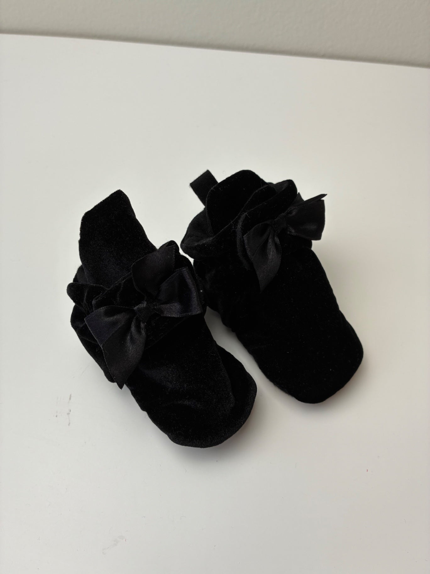 Robeez Shoes - Black Velvet Bow Booties | size 3 - 6 Months