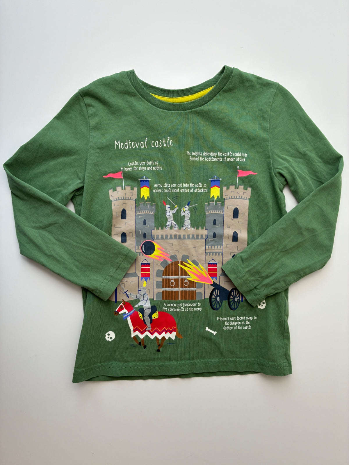 Boden Long Sleeve T-Shirt - Green Medieval Castle Graphic | size 5T/6